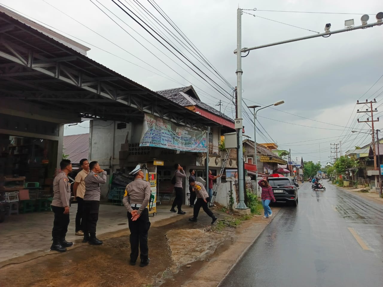 KAMERA ETLE: Peninjauan kamera ETLE di Jalan Pambalah Batung, Kelurahan Pariwara, Kabupaten HSU. (Foto: M.Akbar/Radar Banjarmasin)