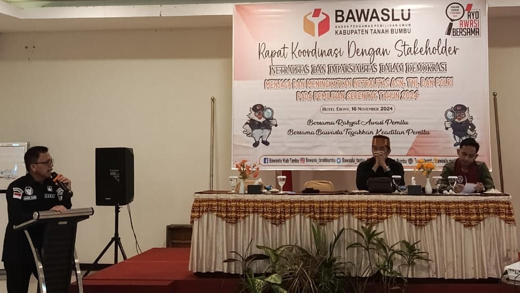 SAMBUTAN: Kepala Kesbangpol Kabupaten Tanah Bumbu, Nahrul Fajeri memberikan sambutan pada Rakor Netralitas dan Imparsialitas Pilkada 2024 di Batulicin.(Foto:MC TANAH BUMBU)