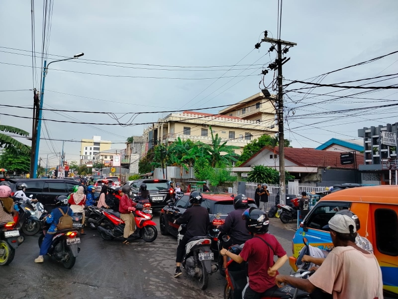 PADAT: Pertigaan Jalan Veteran dan Jalan Simpang Ulin dipotret Senin (18/11) sore.