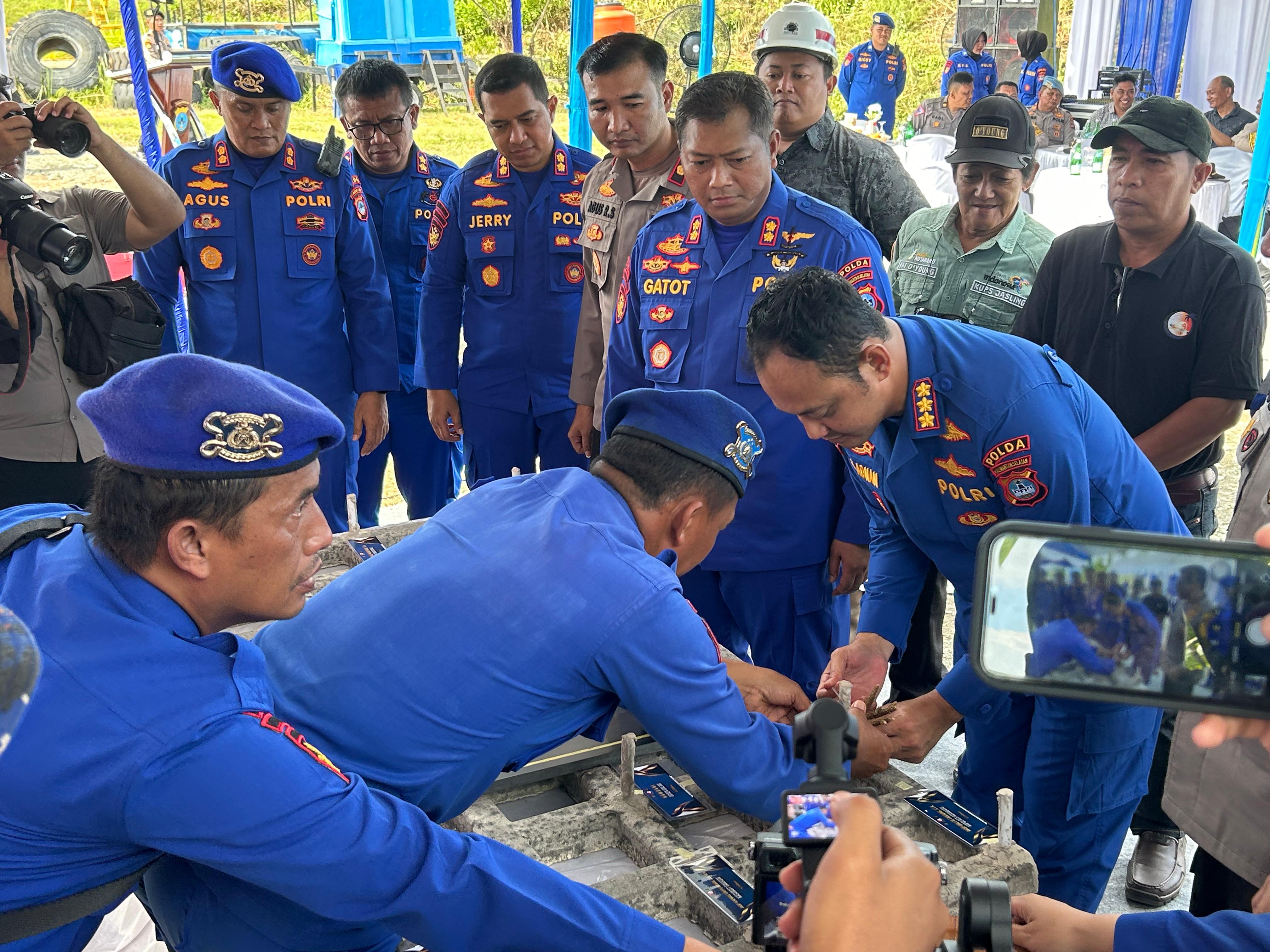 EDUKASI: Dir Polairud Polda Kalsel KBP Andi Adnan Syafrudin bersama dosen ULM,  mengedukasi tamu undangan mengenai pentingnya terumbu karang di laut.