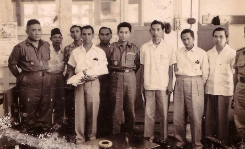 Brigjen H Hassan Basry (tengah) diapit barisan para pejuang Kalimantan. (Foto Suara Kalimantan/Kompas)