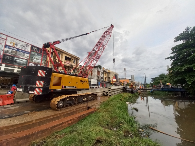 DAMPAK PROYEK: Sebagian Jalan Veteran mulai ditutup untuk proyek revitalisasi Sungai Veteran Banjarmasin, Selasa (19/11) sore.