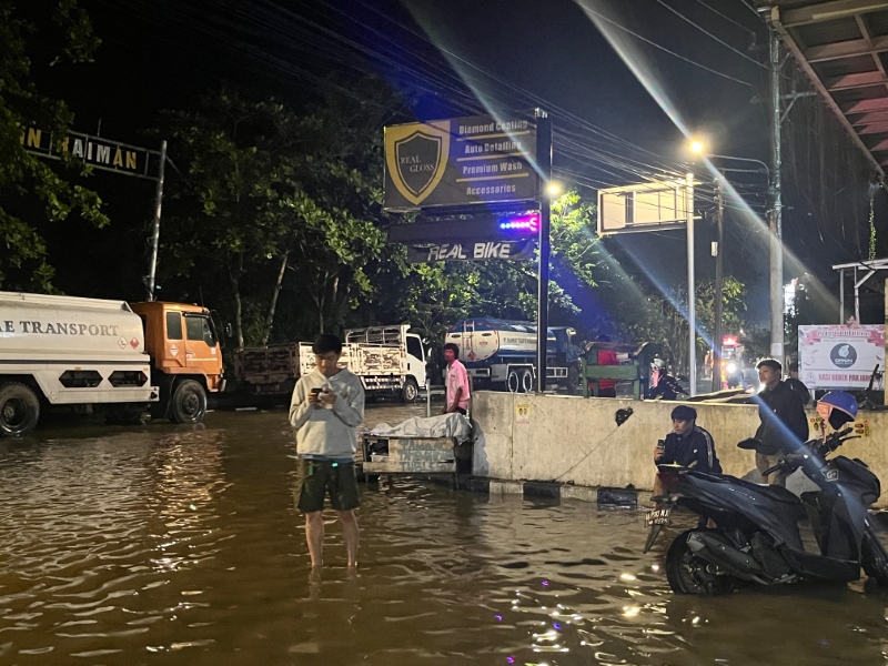 CALAP: Kondisi jalan di kawasan Teluk Dalam, Banjarmasin Tengah, yang tergenang pada Senin (18/11) malam.