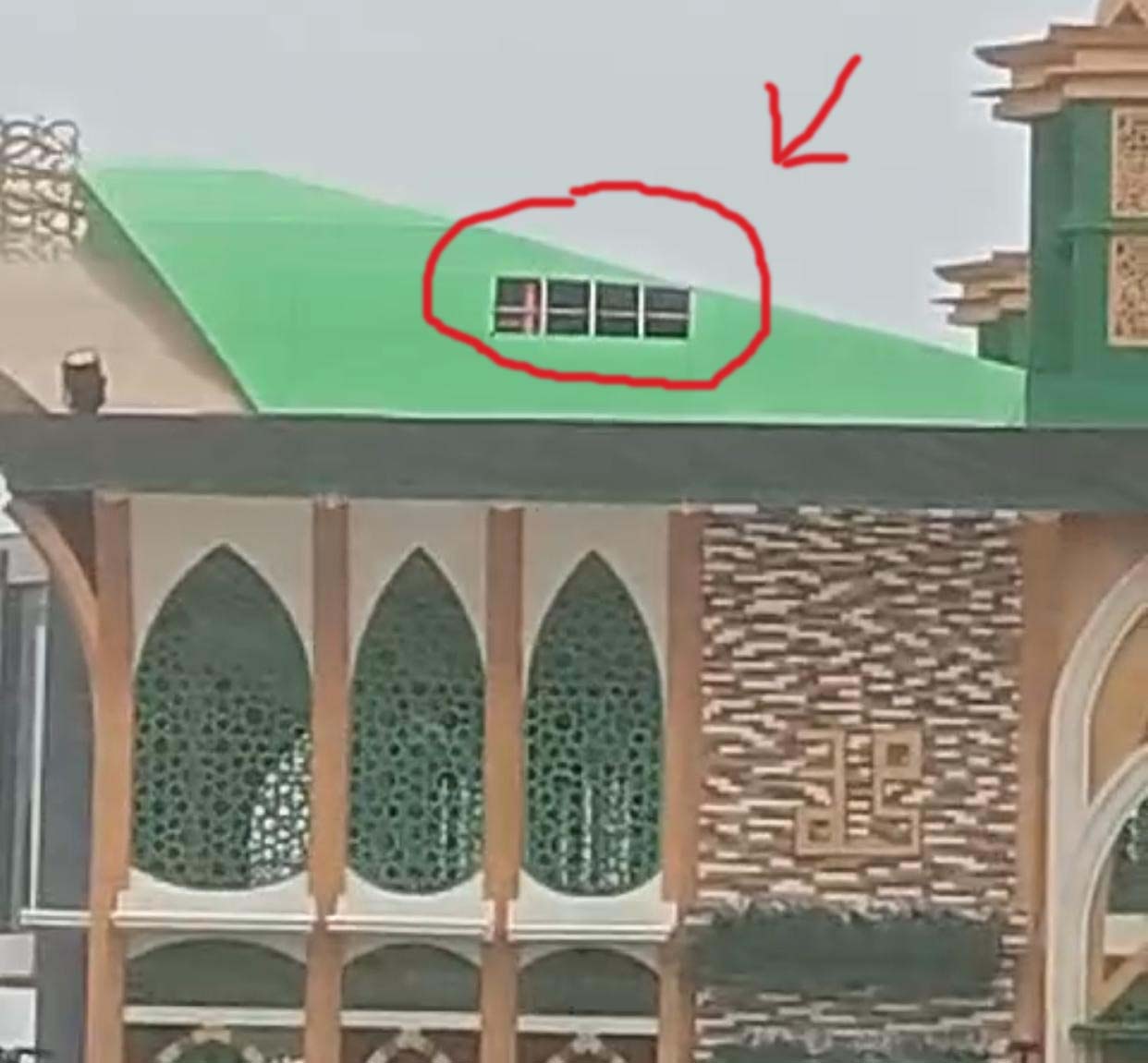 LOBANG: Atap Masjid Apung Ziyadatul Abrar terlepas akibat diterjang angin kencang dan hujan deras di Desa Sungai Lembu, Tanah Bumbu, Rabu (20/11/2024). (Desa Sungai Lembu untuk Radar Banjarmasin)