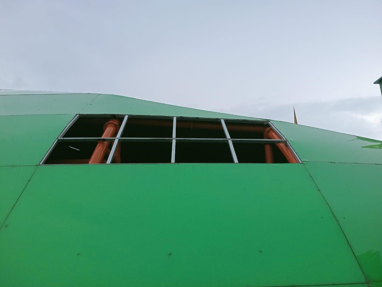 LOBANG: Atap Masjid Apung Ziyadatul Abrar terlepas akibat diterjang angin kencang dan hujan deras di Desa Sungai Lembu, Tanah Bumbu, Rabu (20/11/2024). (Desa Sungai Lembu untuk Radar Banjarmasin)