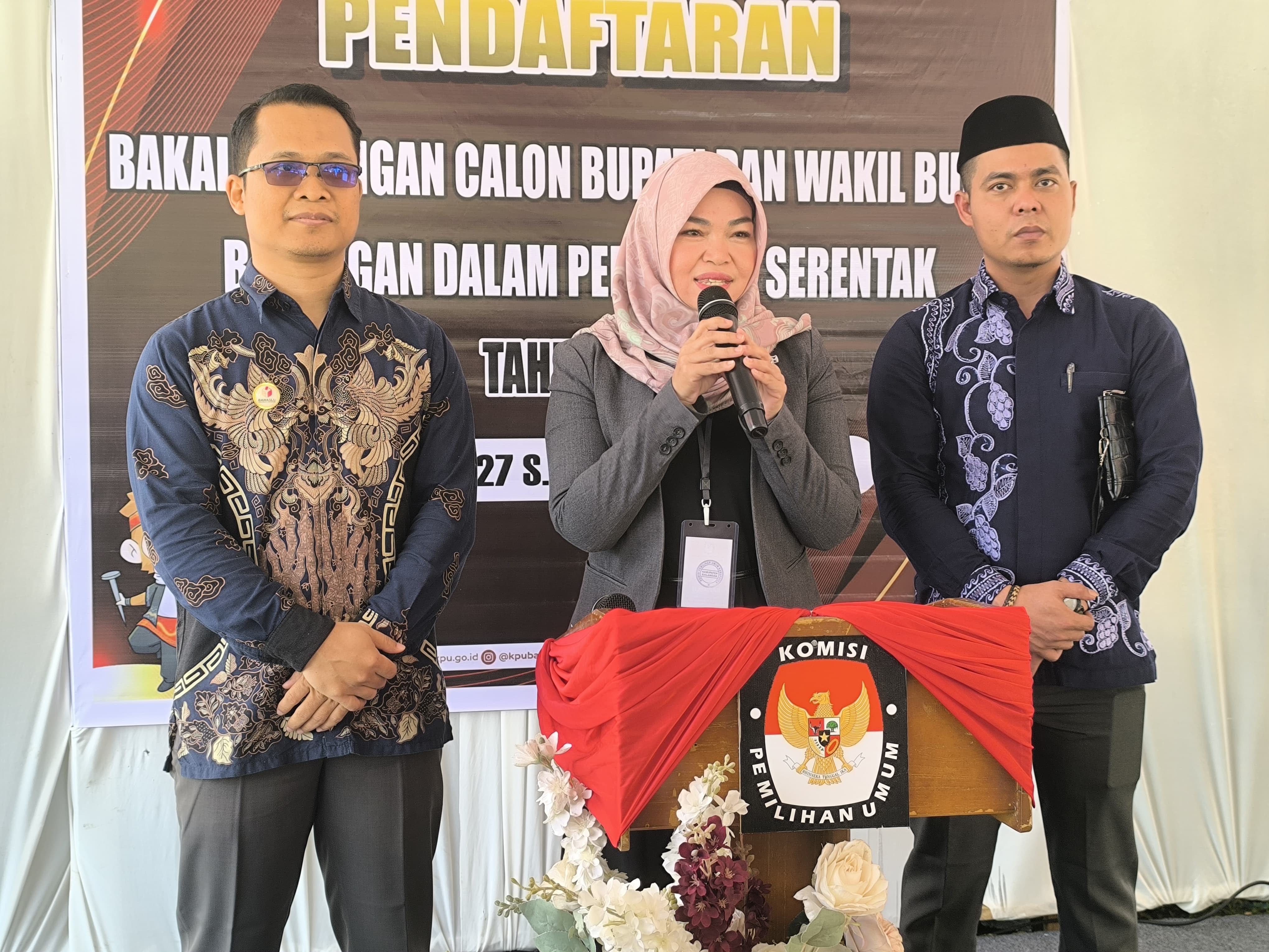 PRESS RELEASE: Ketua dan Komisioner Bawaslu Balangan saat menjawab pertanyaan awak media. (M Dirga / Radar Banjarmasin)