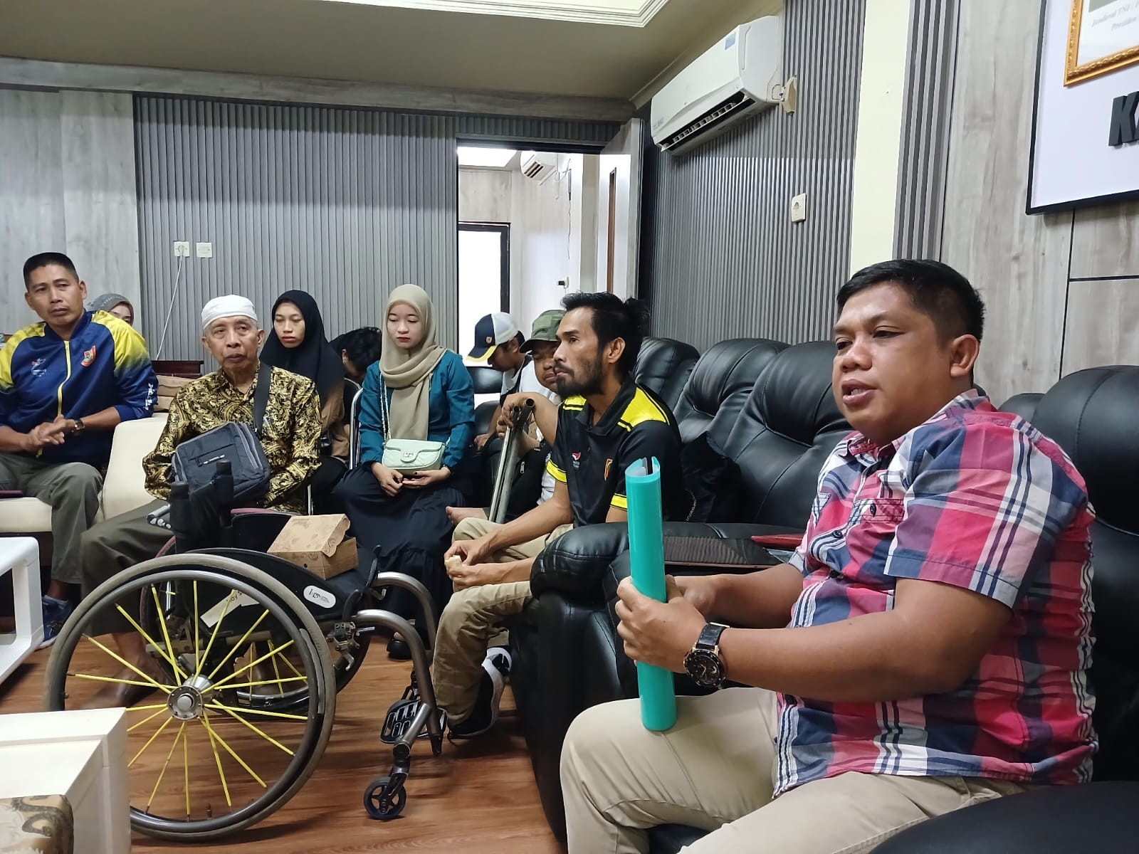 AUDIENSI: Para pengurus serta atlet NPCI HST bertemu dengan Banggar DPRD HST, Selasa (19/11). (Humas Koni untuk Radar Banjarmasin)