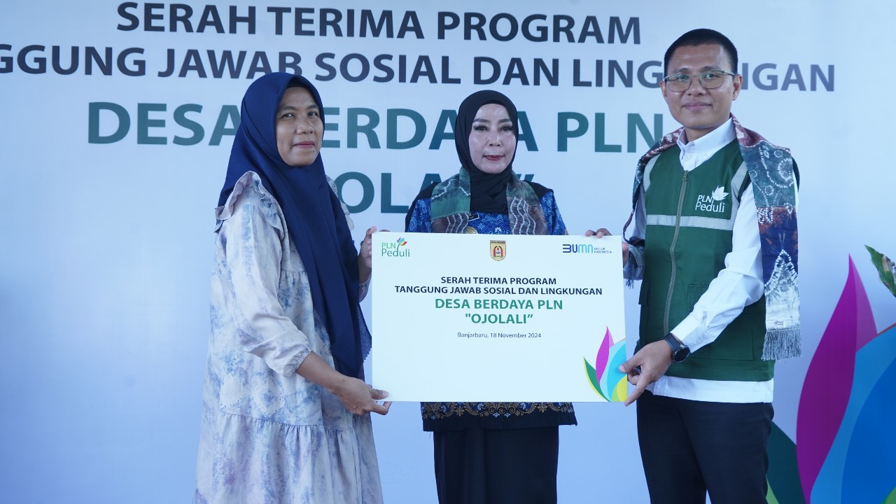 SIMBOLIS:Penyerahan bantuan TJSL PLN Peduli Desa Berdaya PLN Ojolali kepada Ketua Komunitas Pokmas Mandiri Berkah Limbah Banjarbaru, Suprapti Ningsih oleh GM PLN UID Kalselteng, Ahmad Syauki.