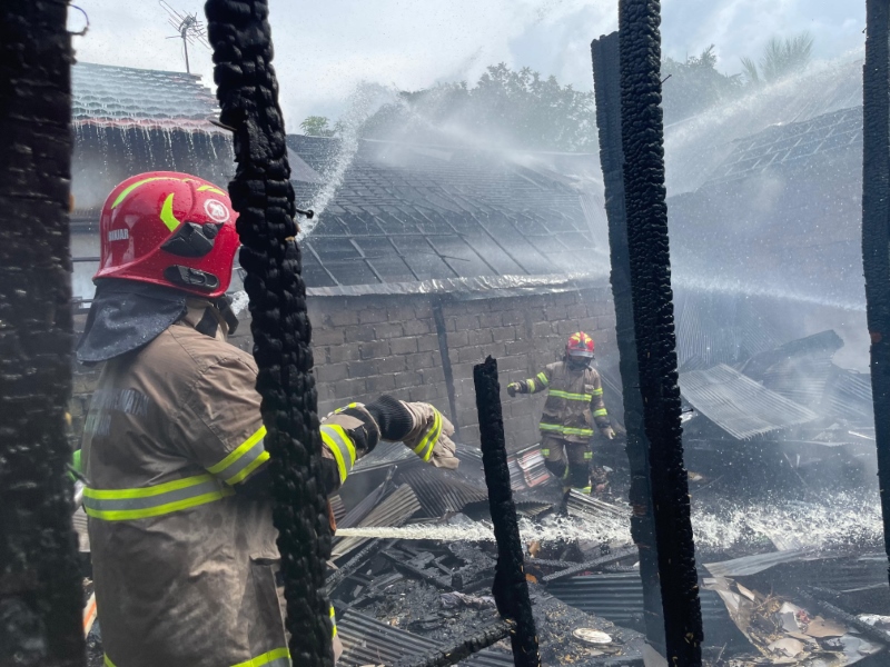 JADI ARANG: Petugas melakukan pembasahan salah satu rumah korban kebakaran di Pematang Danau, Mataraman, Kabupaten Banjar, Selasa (19/11/2024). (FOTO: DPKP UNTUK RADAR BANJARMASIN)