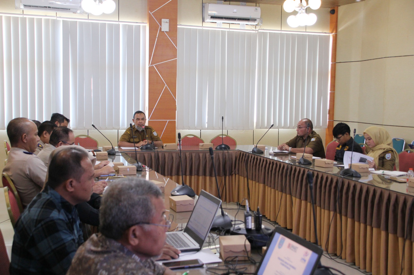 DISKUSI: Tim LPPM ULM dan Bappedalitbang Kabupaten Banjar berdiskusi terkait penilitian terkait problem transmigrasi di wilayah Kabupaten Banjar. (BAPPEDALITBANG BANJAR UNTUK RADAR BANJARMASIN)