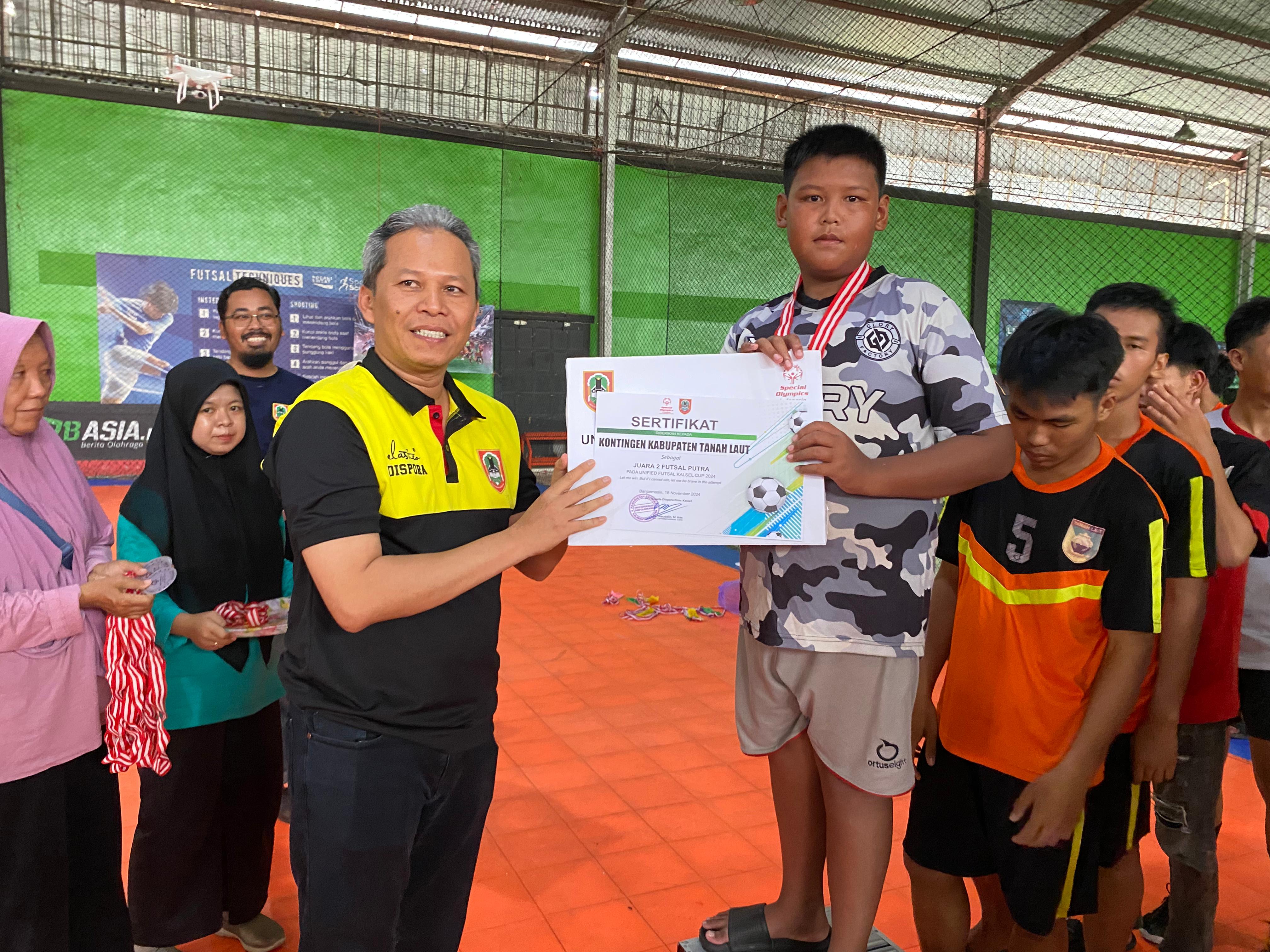 BAGI HADIAH: Turnamen Unified Futsal Kalsel 2024 yang selesai diharapkan menghasilkan atlet SOIna berkompeten.(Foto: Dokumentasi Dispora Kalsel)