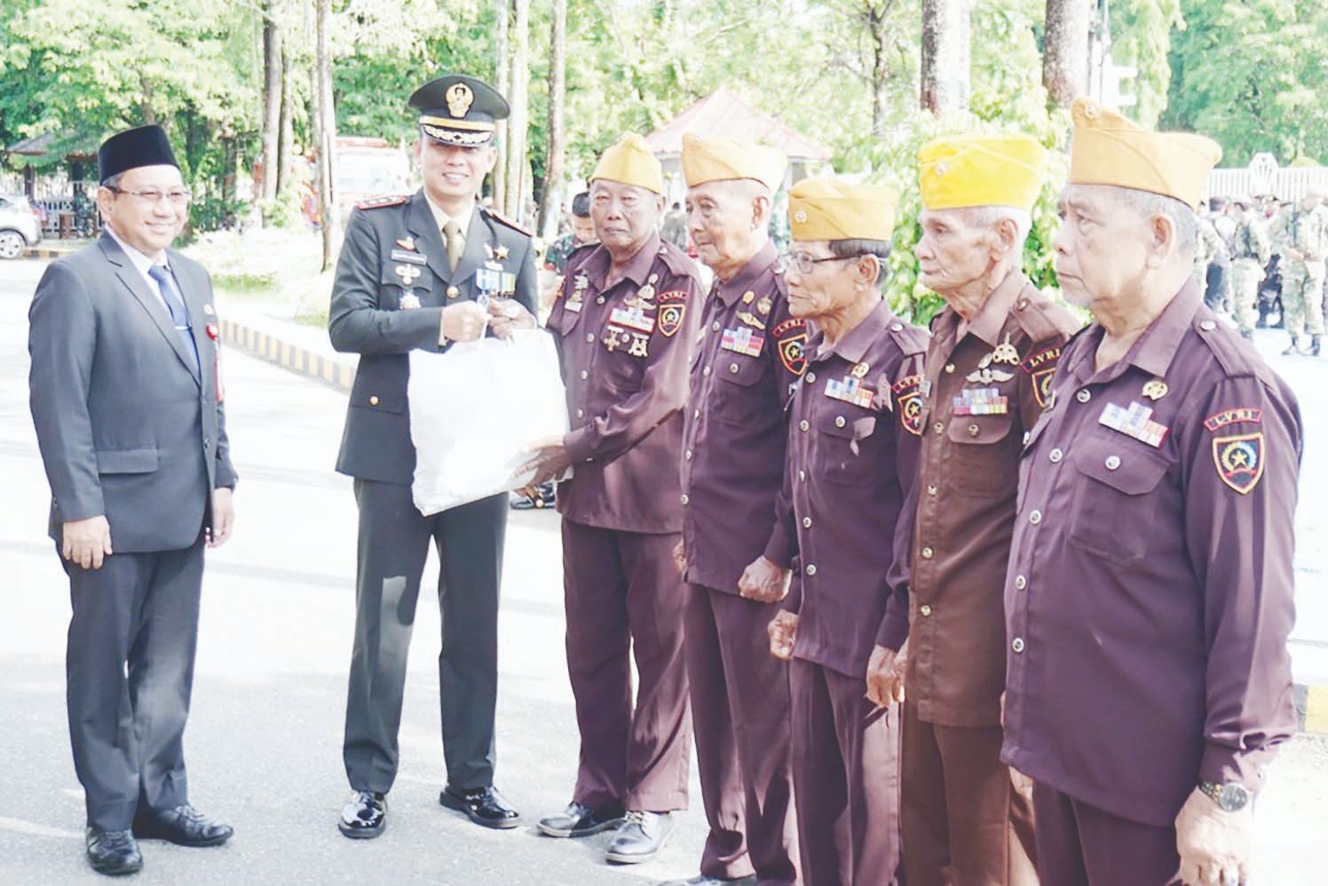 SANTUNAN: Dandim 1006 Banjar, Letkol Kav Zulkifer Sembiring bersama Sekda Banjar, HM Hilman menyerahkan santunan kepada para Veteran. (MC BANJAR UNTUK RADAR BANJARMASIN)