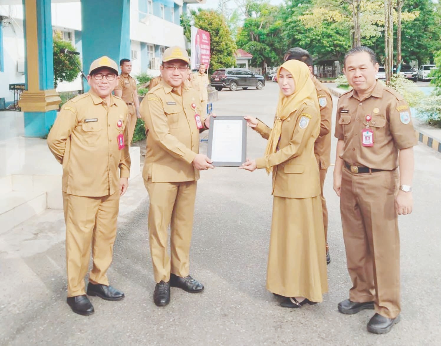 BERPRESTASI: Sekda Kabupaten Banjar, HM Hilman menyerahkan piagam penghargaan kepada petugas Bagian berprestasi (MC BANJAR UNTUK RADAR BANJARMASIN)