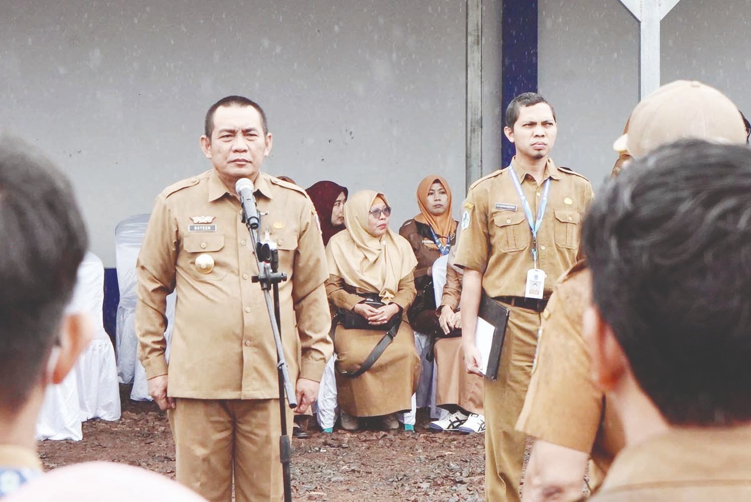 APEL HKN: Pjs Bupati Banjar, Akhmad Fydayeen jadi pembina apel peringatan HKN ke-60 tahun 2024 di halaman UPTD Puskesmas Sungai Tabuk. (MC BANJAR UNTUK RADAR BANJARMASIN)