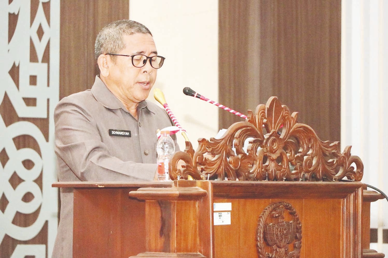 PARIPURNA: Asisten Bidang Perekonomian dan Pembangunan Sekretariat Daerah (Setda) Kabupaten Banjar, Ikhwansyah membacakan jawaban Pjs Bupati Banjar. (MC BANJAR UNTUK RADAR BANJARMASIN)