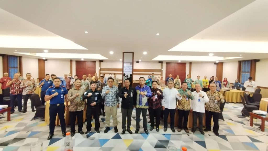 FOTO BERSAMA: Kepada BPBD Kalsel dan Banjar usai sosialisasi penanggulangan pascabencana. (MC BANJAR UNTUK RADAR BANJARMASIN)