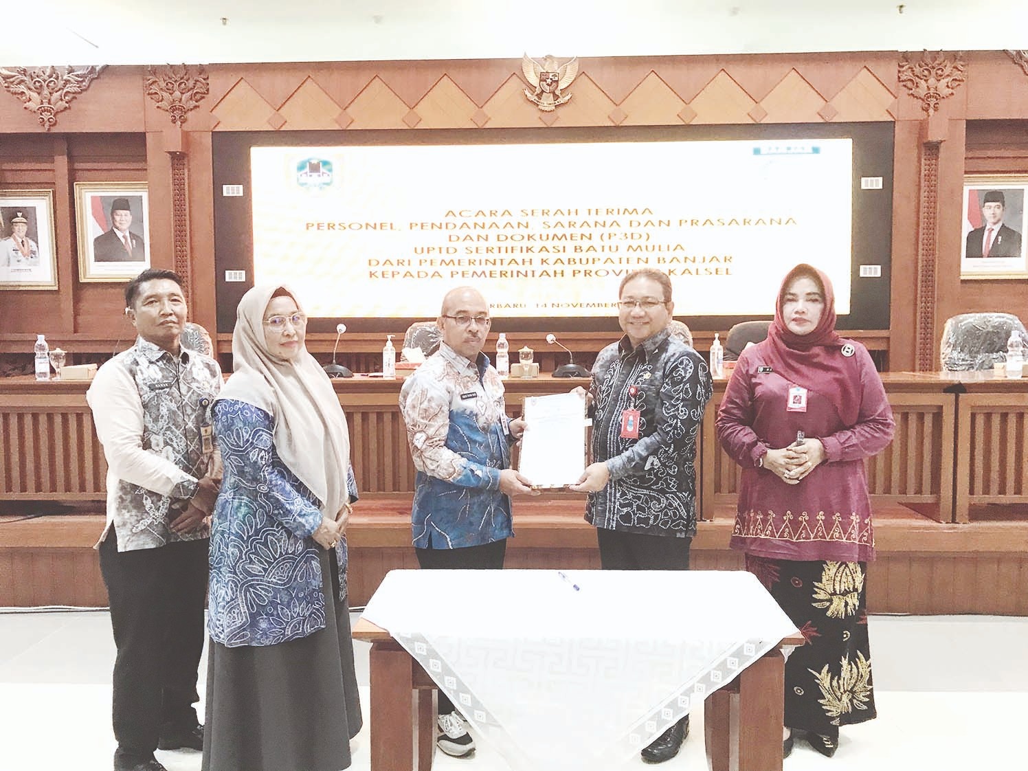 /PENYERAHAN: Momen penyerahan dokumen milik UPTD Batu Mulia ke Pemprov Kalsel (MC BANJAR UNTUK RADAR BANJARMASIN)