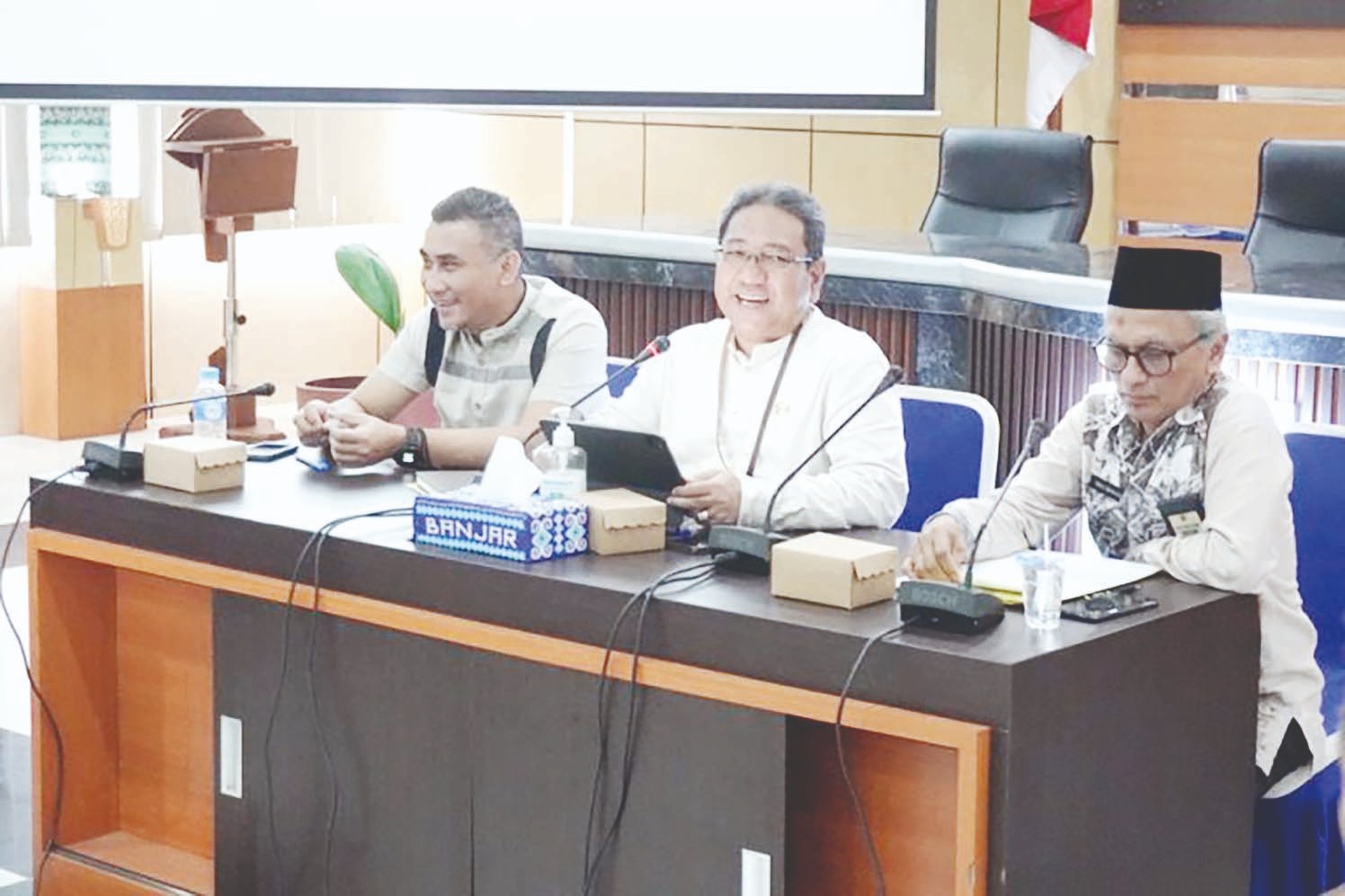 ARAHAN: Sekda Kabupaten Banjar, HM Hilman menyampaikan instruksi kepada jajarannya terkait pemeriksaan Inspektorat Kalsel di Kabupaten Banjar. (MC BANJAR UNTUK RADAR BANJARMASIN)