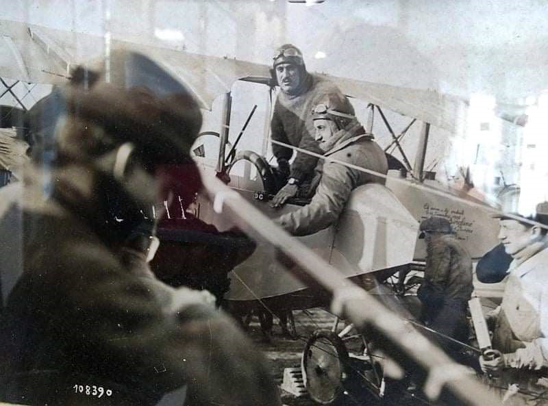 SEJARAH: Etienne Poulet dan Jean Benoist memasuki pesawat Caudron G-III tahun 1919