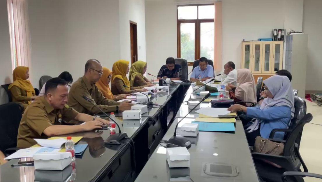 Rapat Komisi III DPRD Kota Banjarmasin dengan Diskominfotik Kota Banjarmasin untuk membahas usulan penambahan layanan internet gratis.