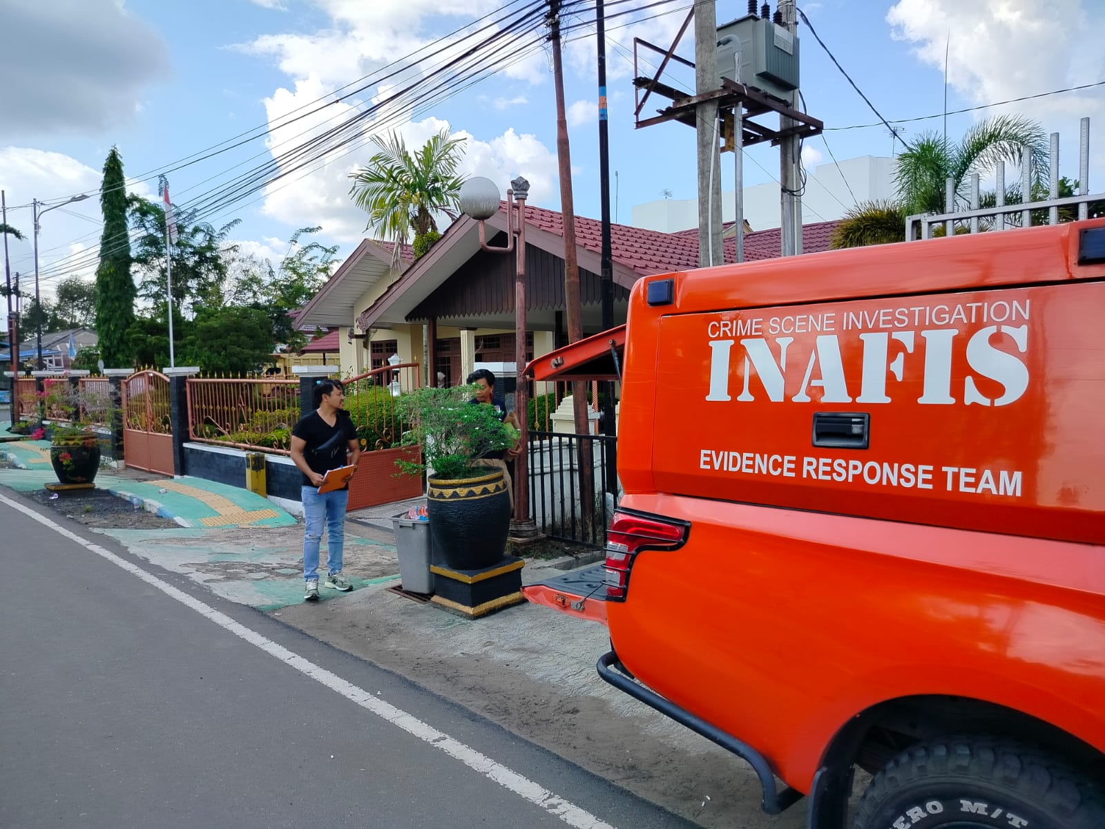 Tim gabungan Inafis Polda Kalsel dan Satreskrim Polres Batola olah TKP di rumah dinas Sekda Batola Zulkipli Yadi Noor.