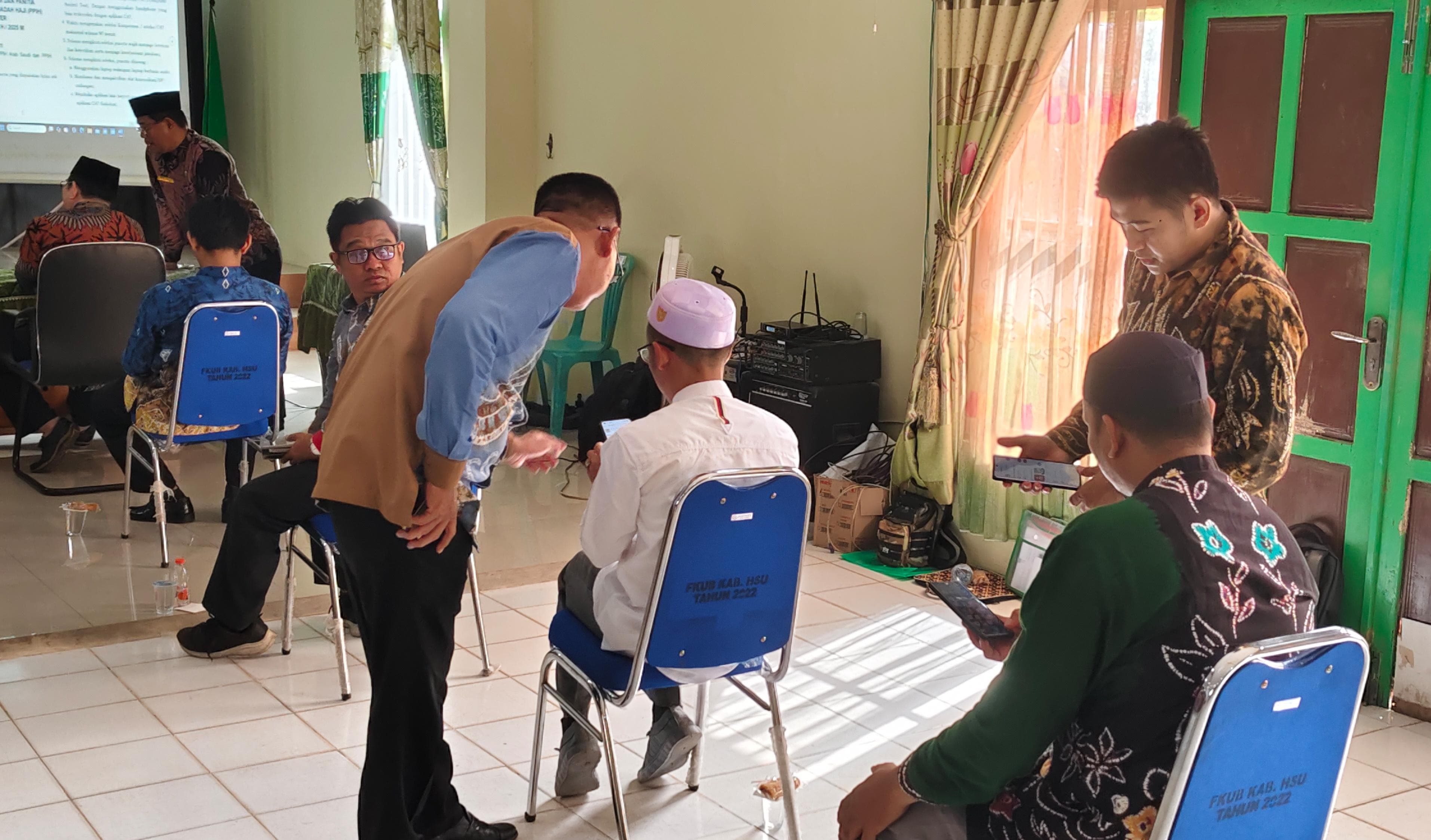 HADIR: Kepala Kantor Kemenag HSU Nahdiyatul Husna, membuka kegiatan tes CAT di Aula Kantor Kemenag HSU.