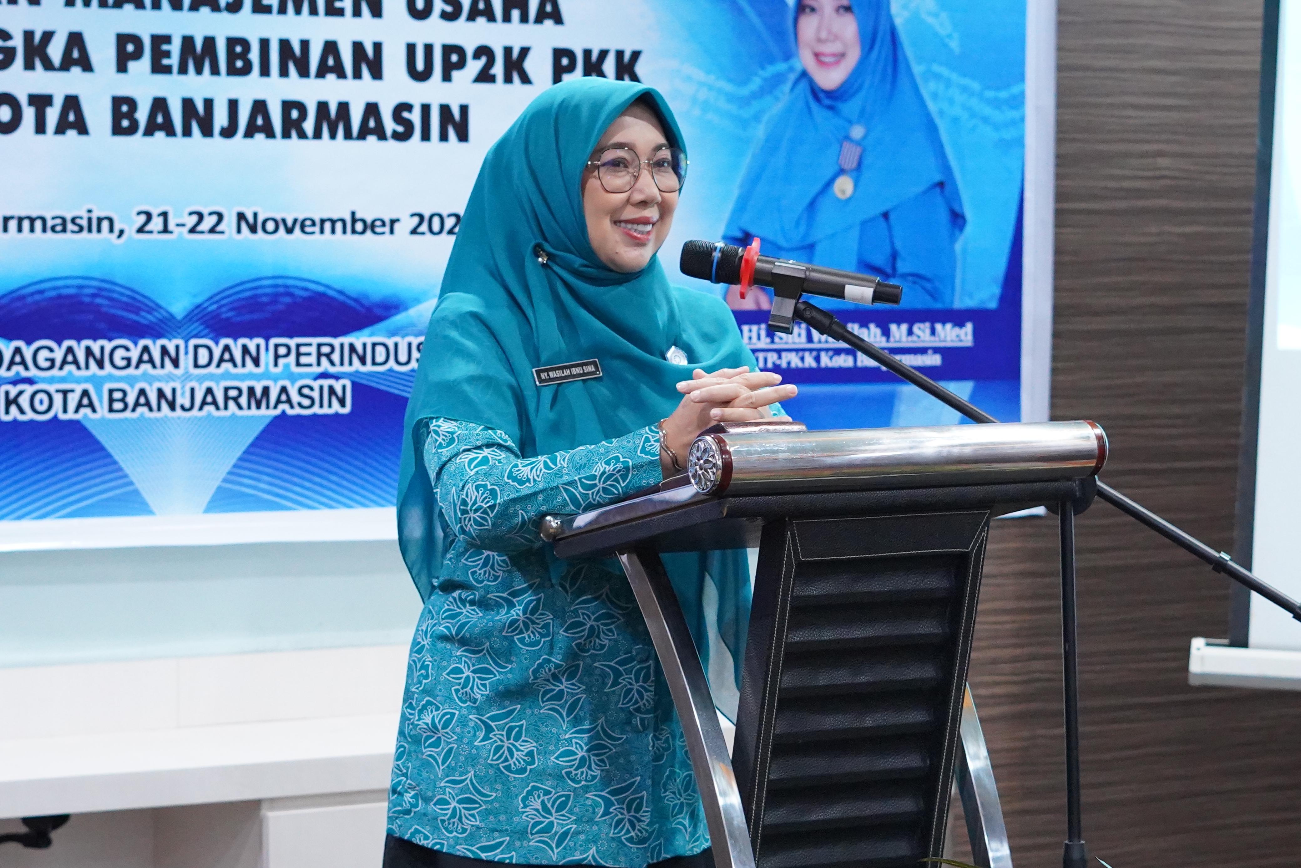 PELATIHAN:Ketua TP PKK Kota Banjarmasin, Siti Wasilah membuka Pelatihan Manajemen Usaha dalam rangka pembinaan UP2K PKK se-Kota Banjarmasin di Hotel Aria Barito, Kamis (21/11/2024).(Pemko Banjarmasin)
