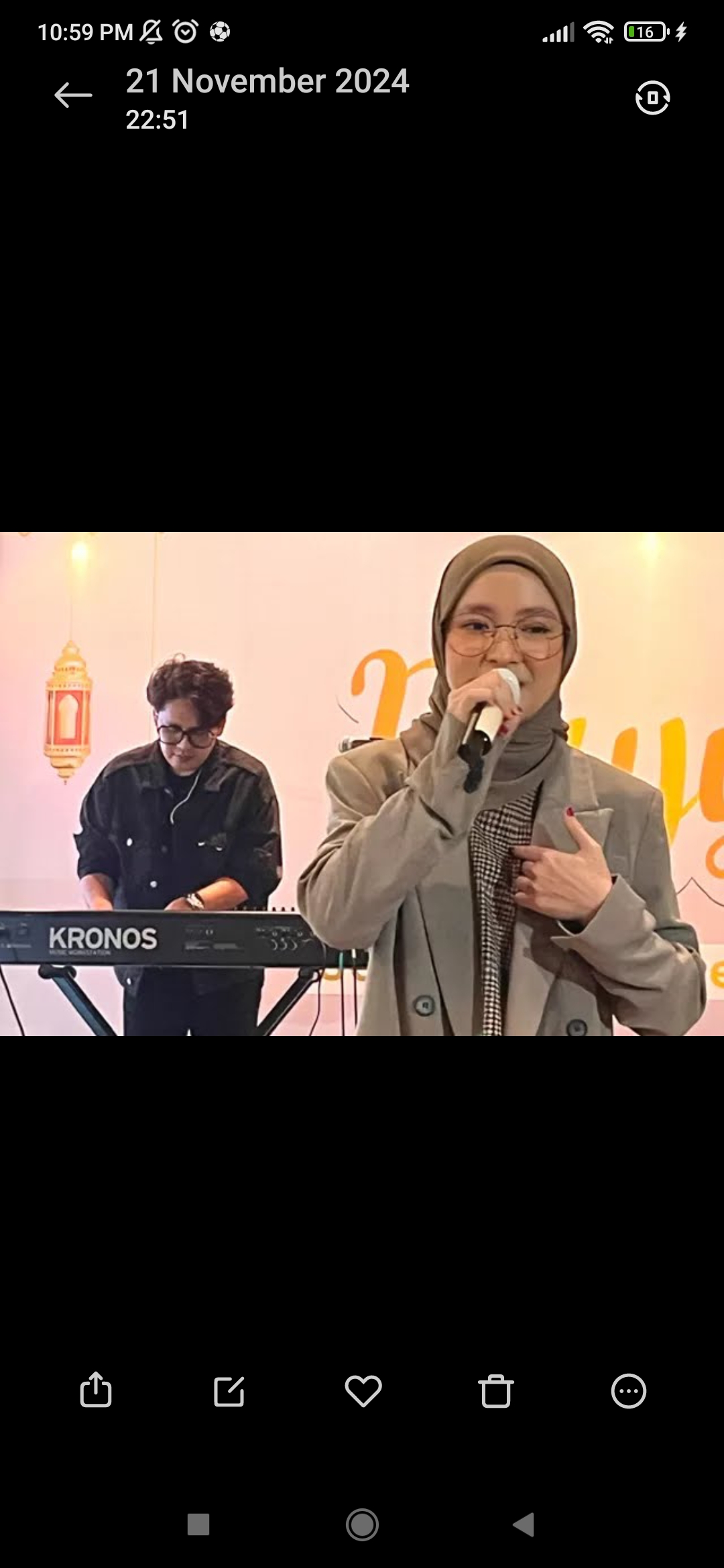 MANGGUNG: Nissa Sabyan dan Ayus saat mengisi sebuah acara di Tebet, Jakarta Selatan, Jumat (2/12). (Shafa Nadia/Jawa Pos)
