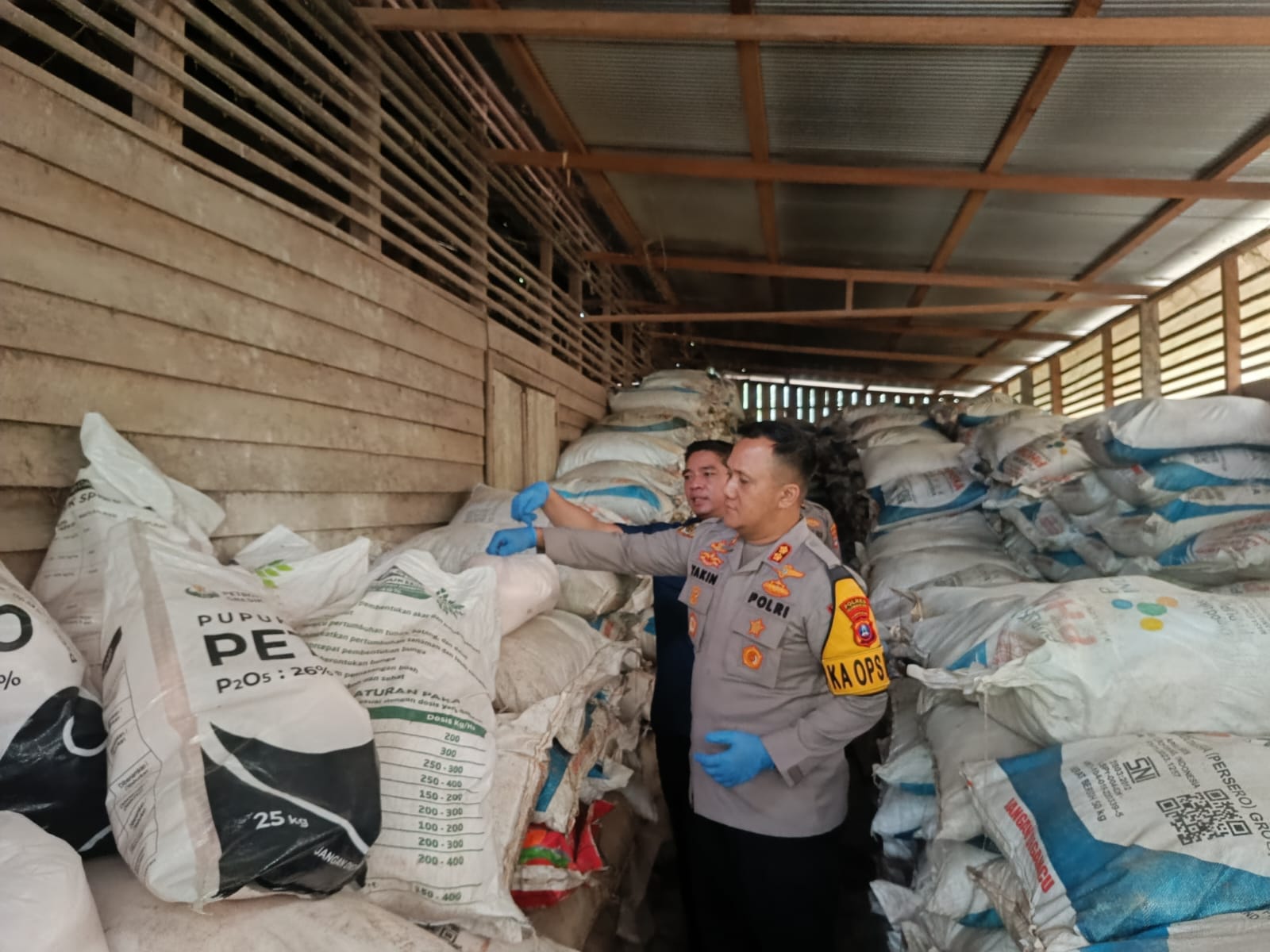 TUNJUKKAN : Kapolres HSS Kapolres HSS AKBP Muhammad Yakin Rusdi menunjukkan barang bukti yang berhasil diamankan. Foto: Salahudin/Radar Banjarmasin