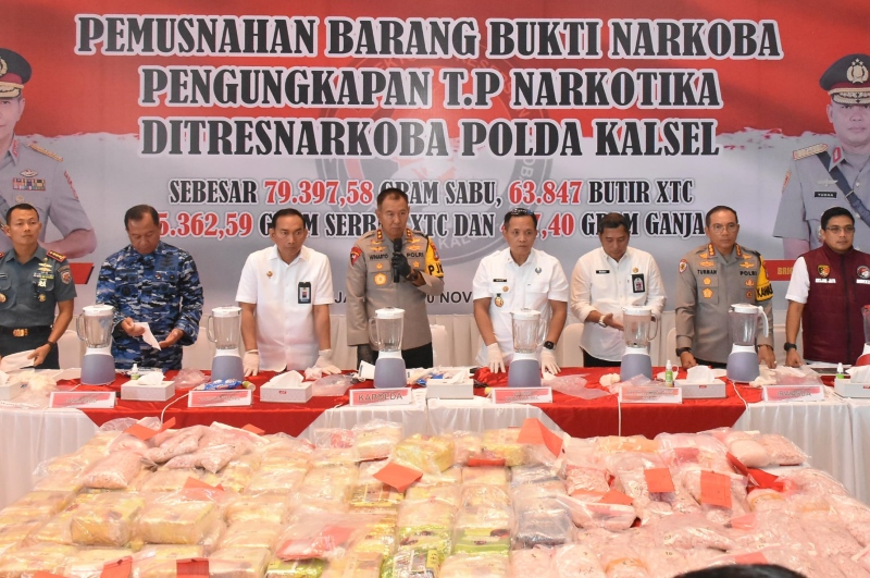 DIMUSNAHKAN: Hasil pengungkapan sabu-sabu yang dikemas teh Cina. Polda Kalsel sebut barang bukti ini jaringan dari Freddy Pratama alias Miming. (Foto: Muhammad Oscar Fraby/Radar Banjarmasin)