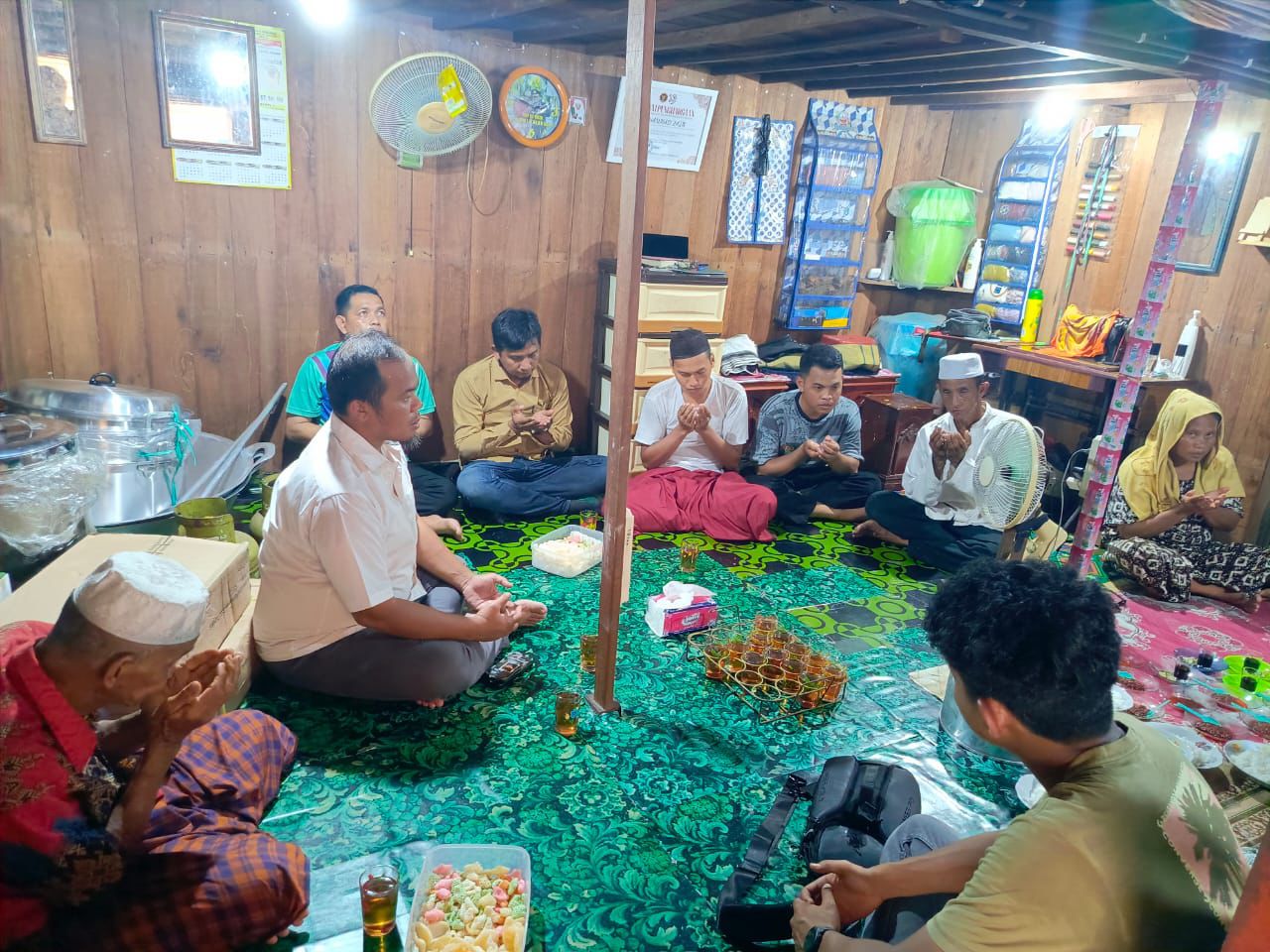 SYUKURAN:Polda Kalsel menyerahkan bantuan berupa alat memasak kepada salah satu pelaku UMKM Abon Ikan Haruan di Desa Daha Selatan, Kabupaten HSS, belum lama tadi.(foto:Polda Kalsel)