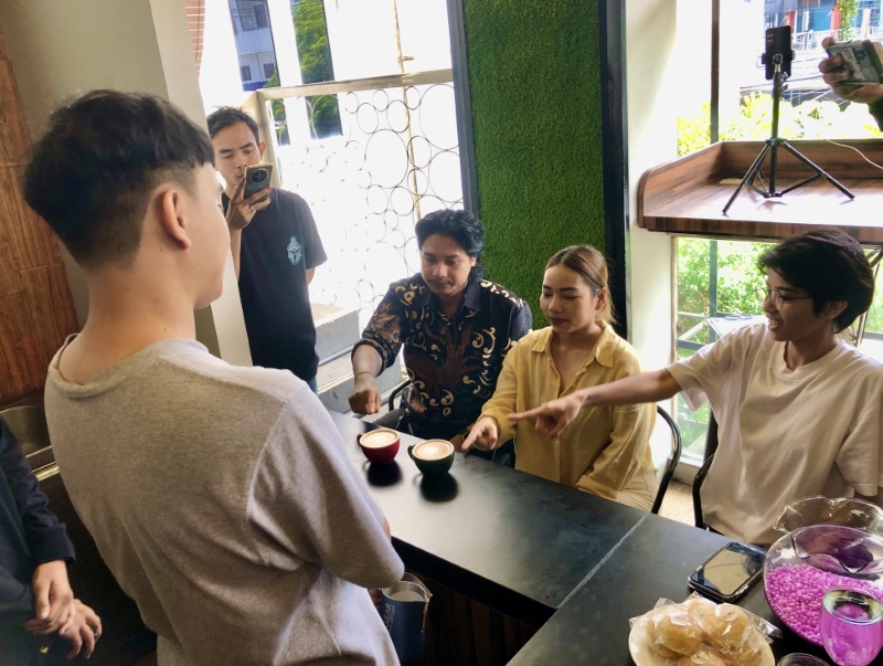 PENJURIAN: Dewan juri ketika menilai hasil &ldquo;lukisan&rdquo; para barista.