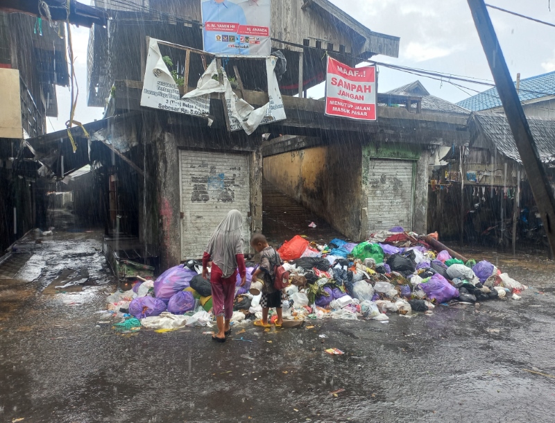 KUMUH: TPS Kelayan Timur di depan Pasar Baimbay, Jalan Kelayan B, yang kerap dikeluhkan masyarakat.