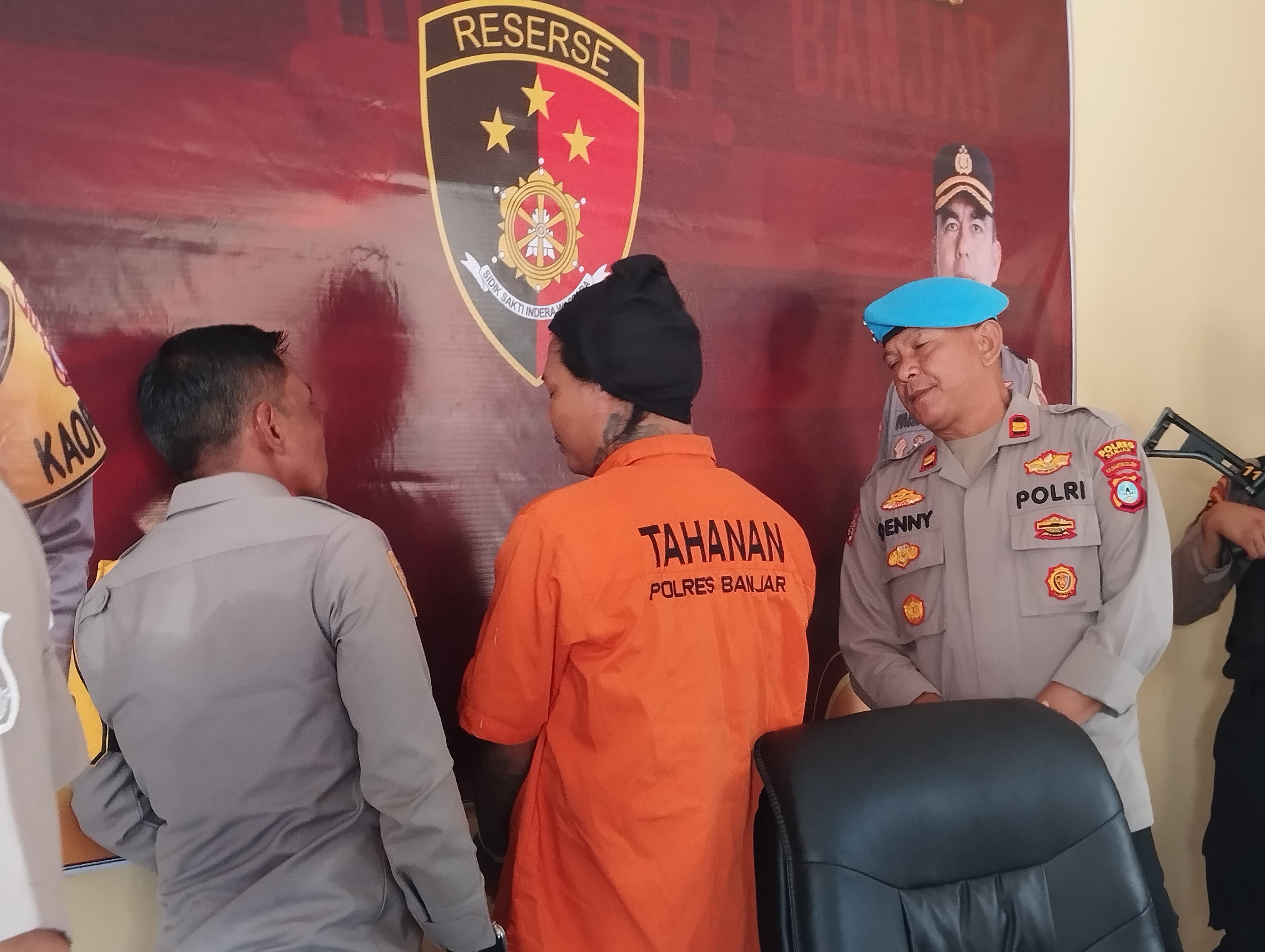 TERTUNDUK MALU: Kapolres Banjar AKBP M Ifan Hariyat menginterogasi RM (29) yang tertangkap basah sedang bermain judi online di salah satu warnet. (FADLAN ZAKIRI/RADAR BANJARMASIN)