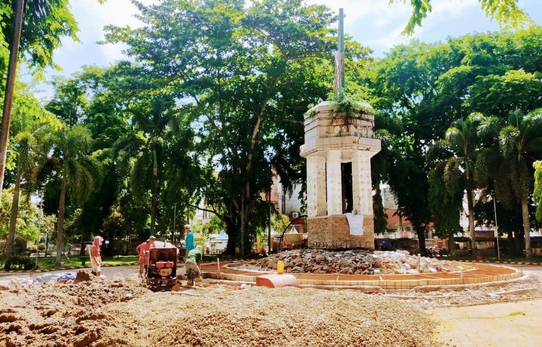 REHABILITASI: Proses pengerjaan proyek tugu bundaran RTH Putri Junjung Buih, beberapa waktu lalu. (Foto: M.Akbar/Radar Banjarmasin)