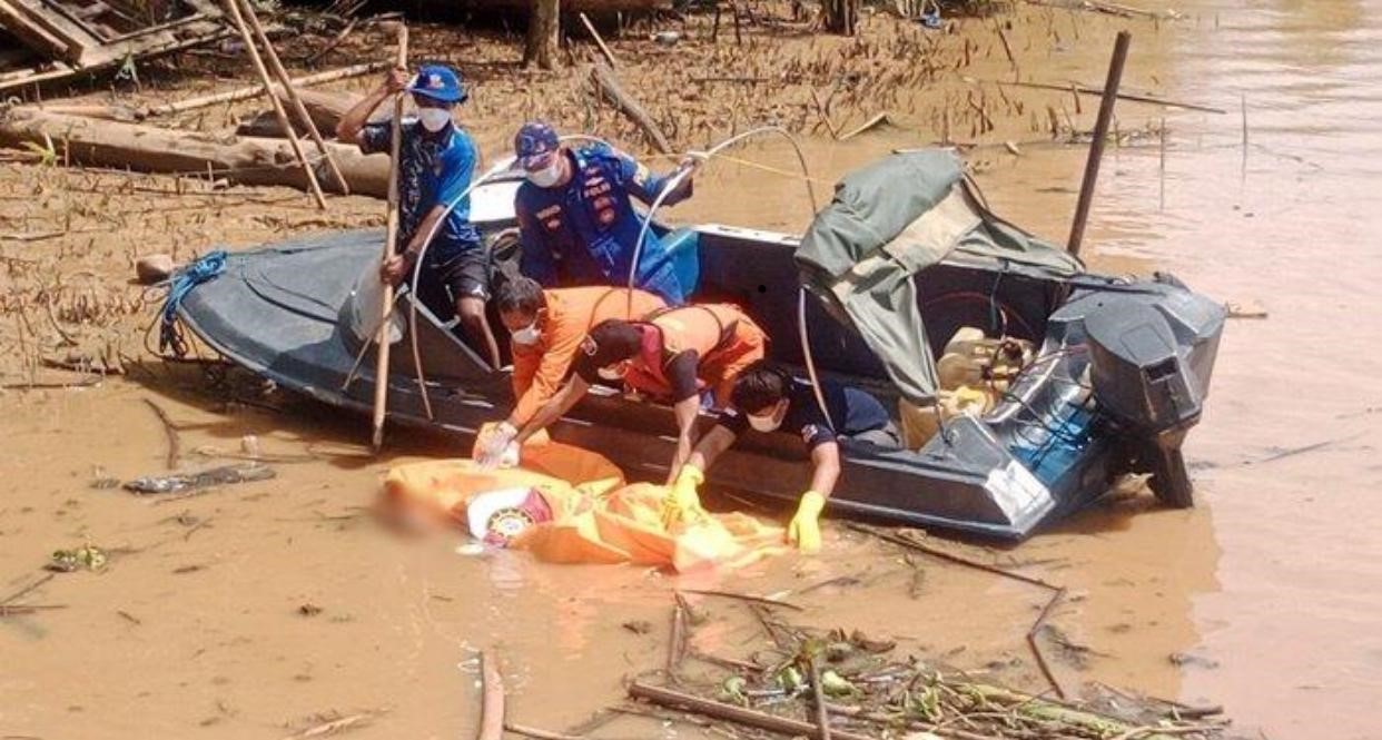 EVAKUASI: Kepolisian melakukan evakuasi jenazah pria yang ditemukan mengapung di Sungai Kusan, Jumat (22/11/2024). (Polsek Kusan Hilir untuk Radar Banjarmasin)