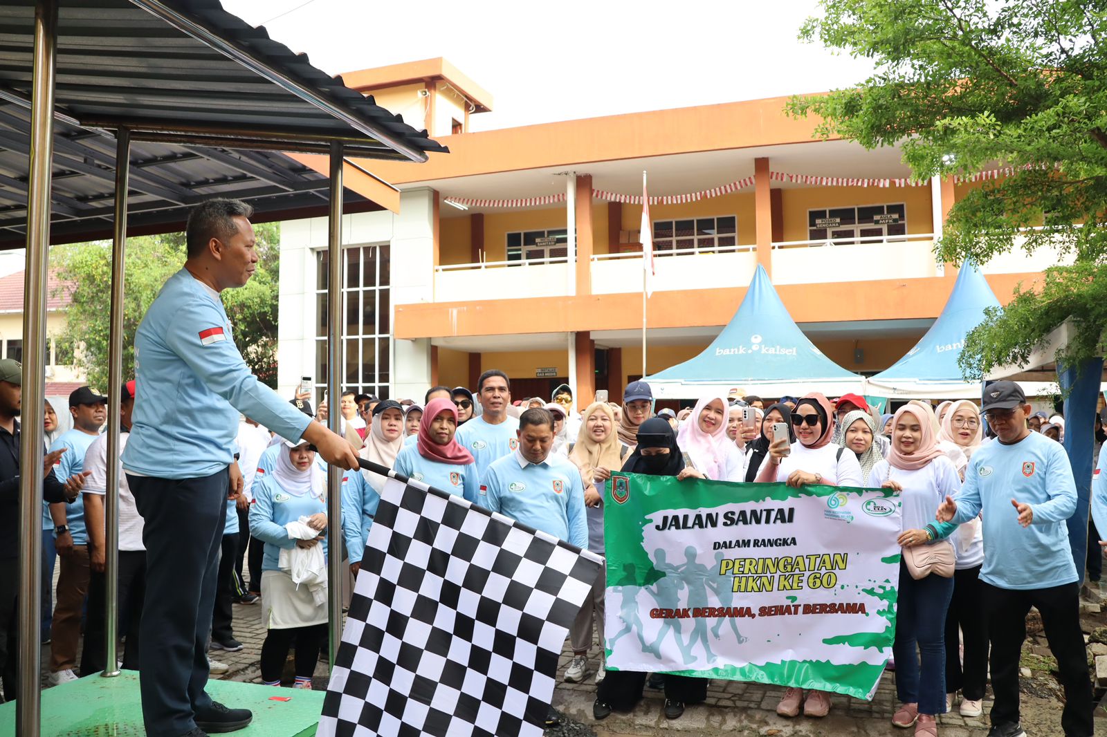 JALAN SEHAT: Kegiatan jalan sehat dalam rangka hari kesehatan nasional di halaman kantor Rumah Sakit Ulin, Banjarmasin.