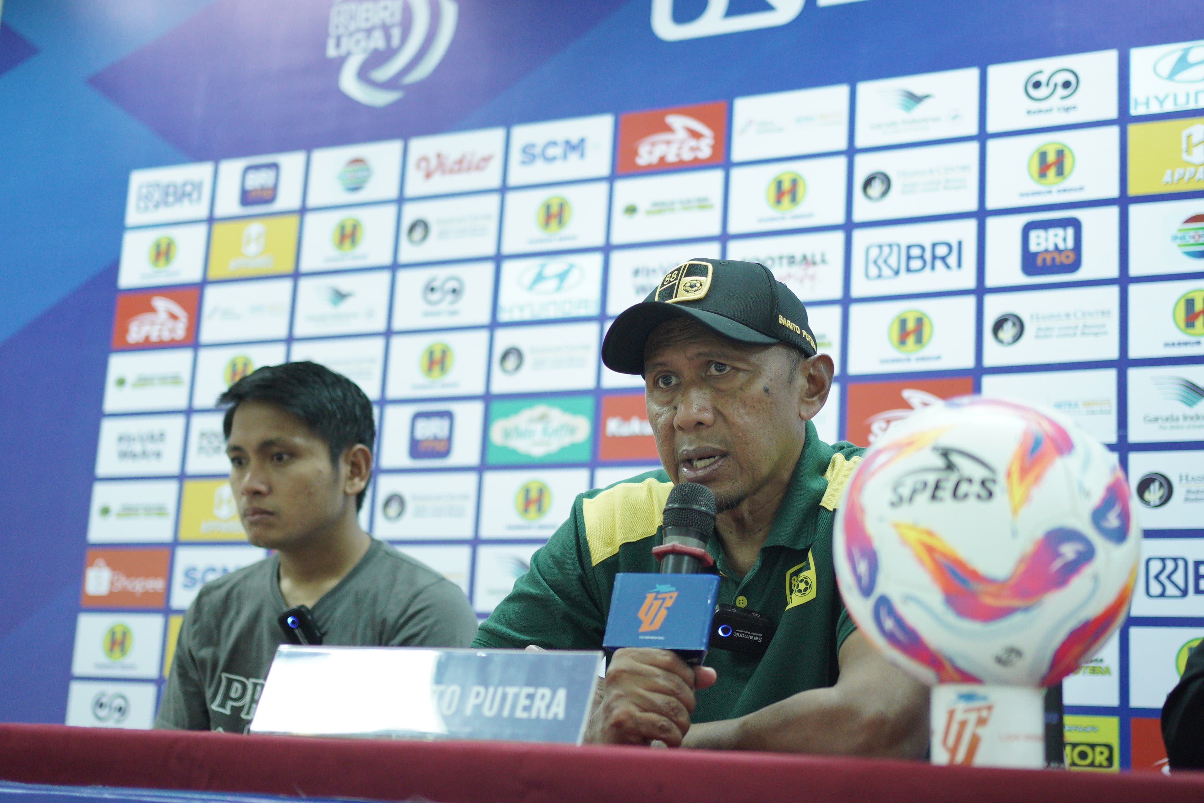 SIAP BERLAGA: Suasana press conference sebelum laga kontra Persita Tangerang.