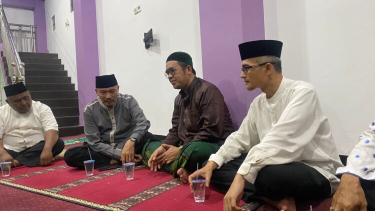 RELIGIUS:Calon Wali Kota dan Wakil Wali Kota Banjarmasin berziarah ke kubah Guru Zuhdi, Senin (18/11/2024).