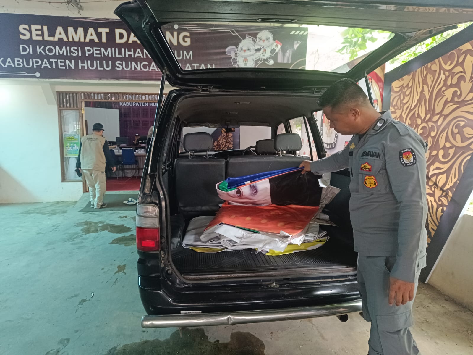 DILEPAS : APK terpasang di hari pertama masa tenang Pilkada ditertibkan. (Foto Salahudi/Radar Banjarmasin)