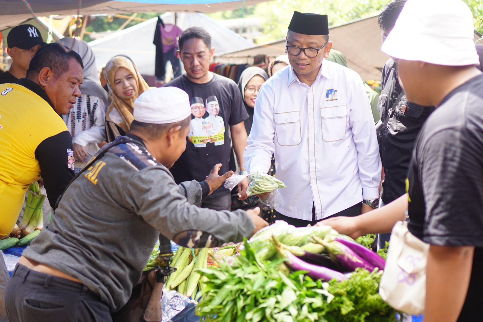 BLUSUKAN:Calon Bupati Tabalong nomor urut 3, M Noor Rifani (H Fani) saat blusukan di Pasar Panas Kelua.
