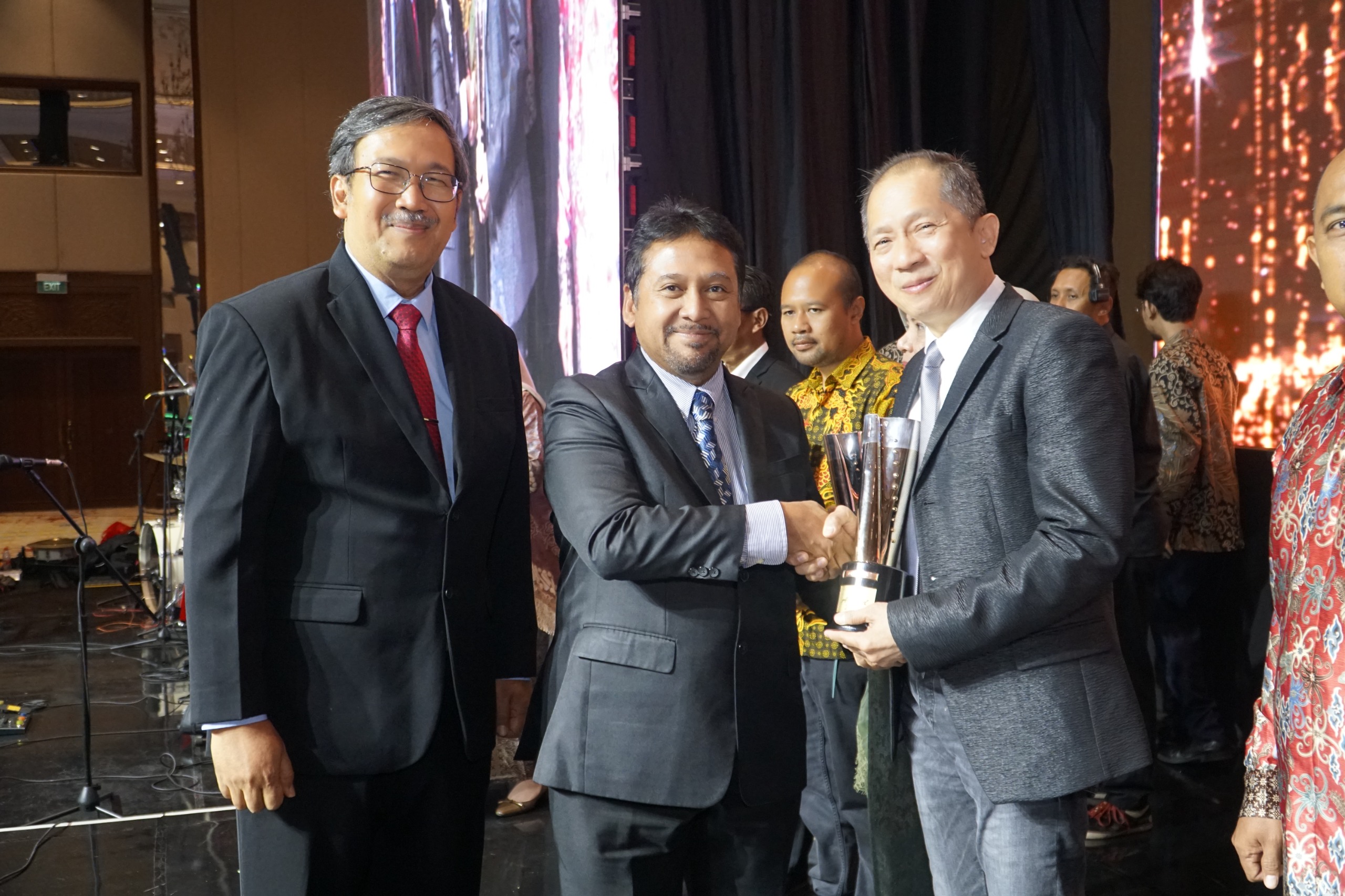 MEMBANGGAKAN:Direktur Utama PT Bandangantirta Agung, Chendrawan Sugianto ketika menerima Penghargaan SNI Award 2024, Kamis (21/11/2024) di Jakarta.(Foto-foto:PT Bandangantirta Agung)