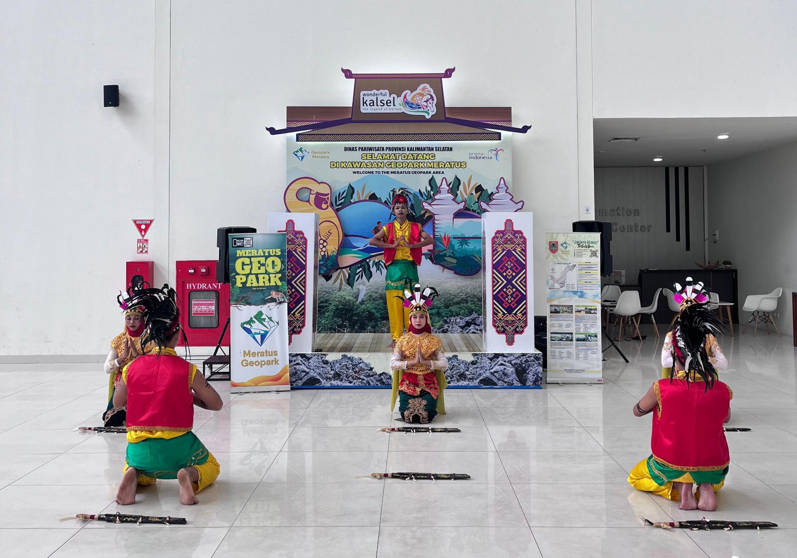 MEMUKAU:Penampilan Tari Daban dan Tari Dayak Pegunungan Meratus oleh Sanggar Bahana As&rsquo;Star Angsana di Tourism Informasi Center (TIC) Bandara Syamsuddin Noor, Jumat (22/11/2024).(MC TANAH BUMBU)
