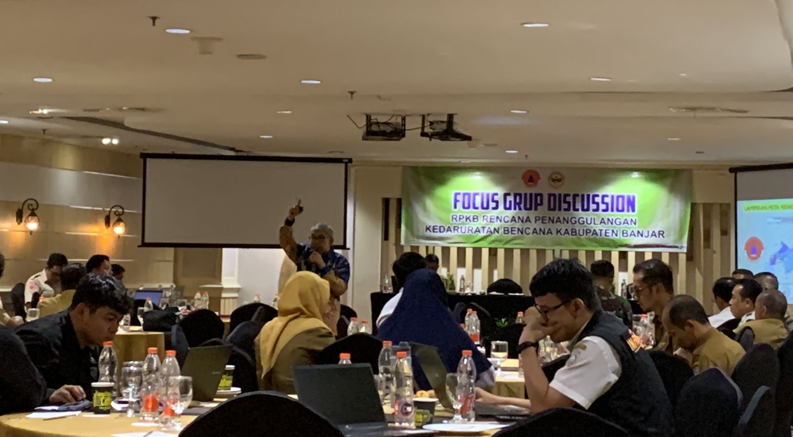 PEMBICARA: Prof Dr Ir Syarifuddin Kadir MSi menjelaskan penyusunan RPKB saat FGD gelaran BPBD Banjar.