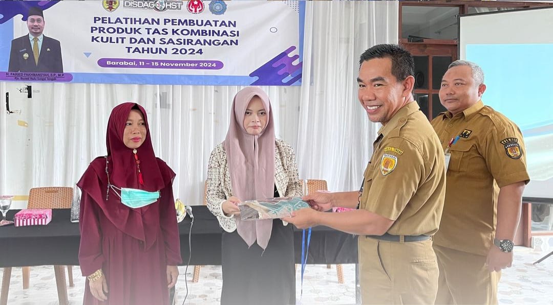 FASILITASI:Staf Ahli Bidang Perekonomian dan Pembangunan, H Syahruli membuka pelatihan pembuatan tas berbahan kombinasi kulit dan sasirangan di Hotel Shaza, Barabai, Senin (11/11/2024).(Prokom HST)
