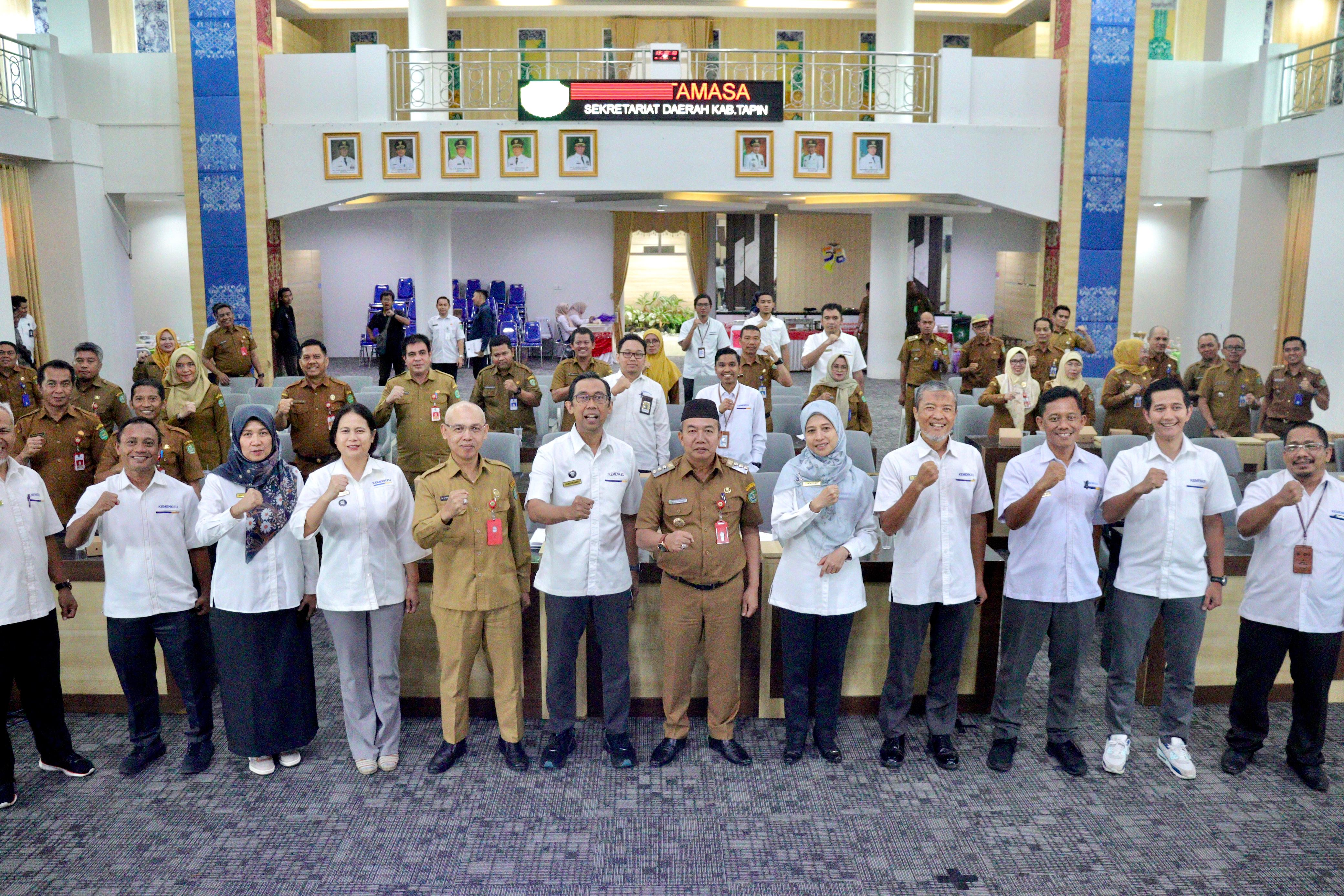 AUDIENSI:Tim Kemenkeu Satu Kalsel berfoto bersama Pj Bupati Kabupaten Tapin, Muhammad Syarifuddin dan jajaran di Aula Tamasa, Senin (25/11/2024).(foto:Rasidi Fadli/Radar Banjarmasin)