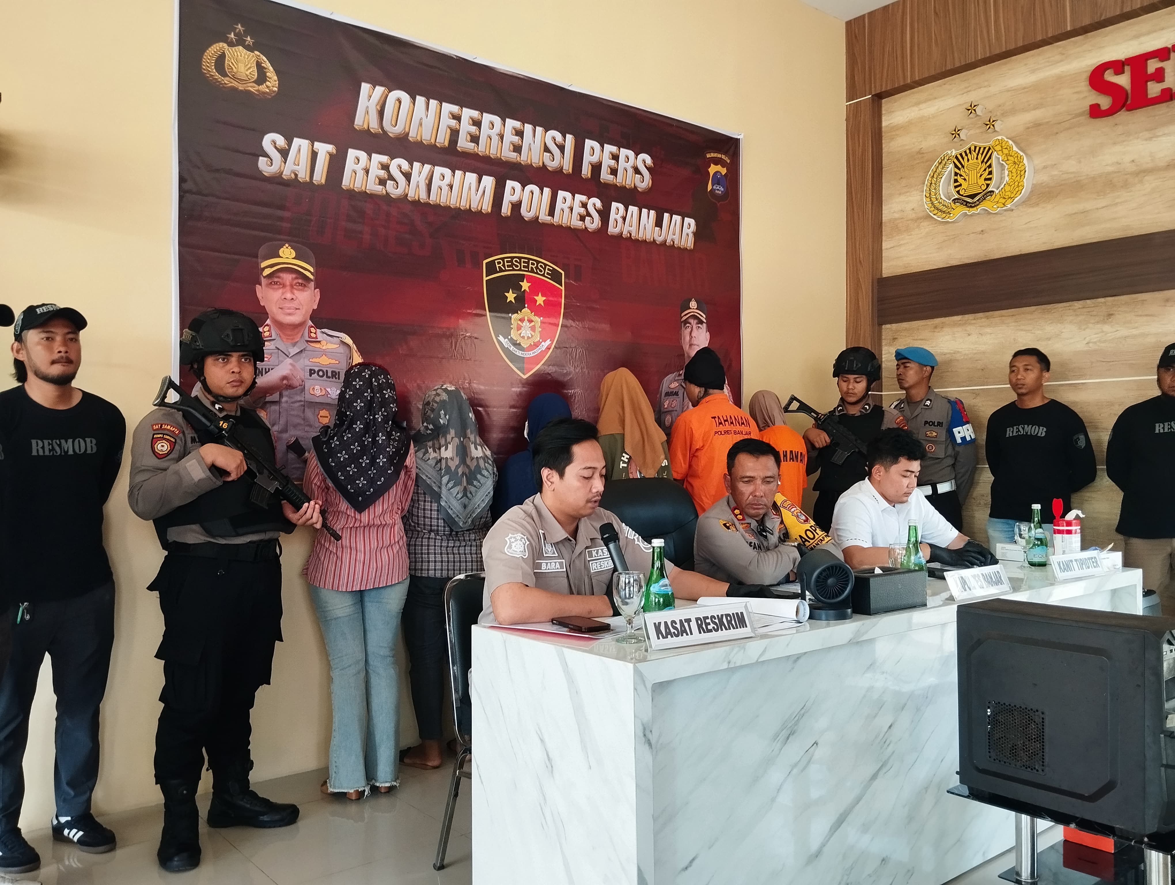PENIPUAN: Empat wanita pelaku penipuan dan penggelapan kredit motor dengan KTP orang meninggal sudah diamankan Polres Banjar. (Foto: FADLAN ZAKIRI/RADAR BANJARMASIN )