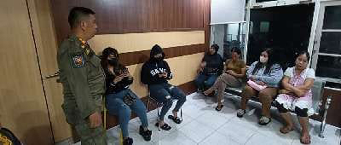 RAZIA PEKAT: Enam perempuan terduga PSK saat didata di Mako Satpol PP Banjarmasin, Sabtu (23/11) dini hari.