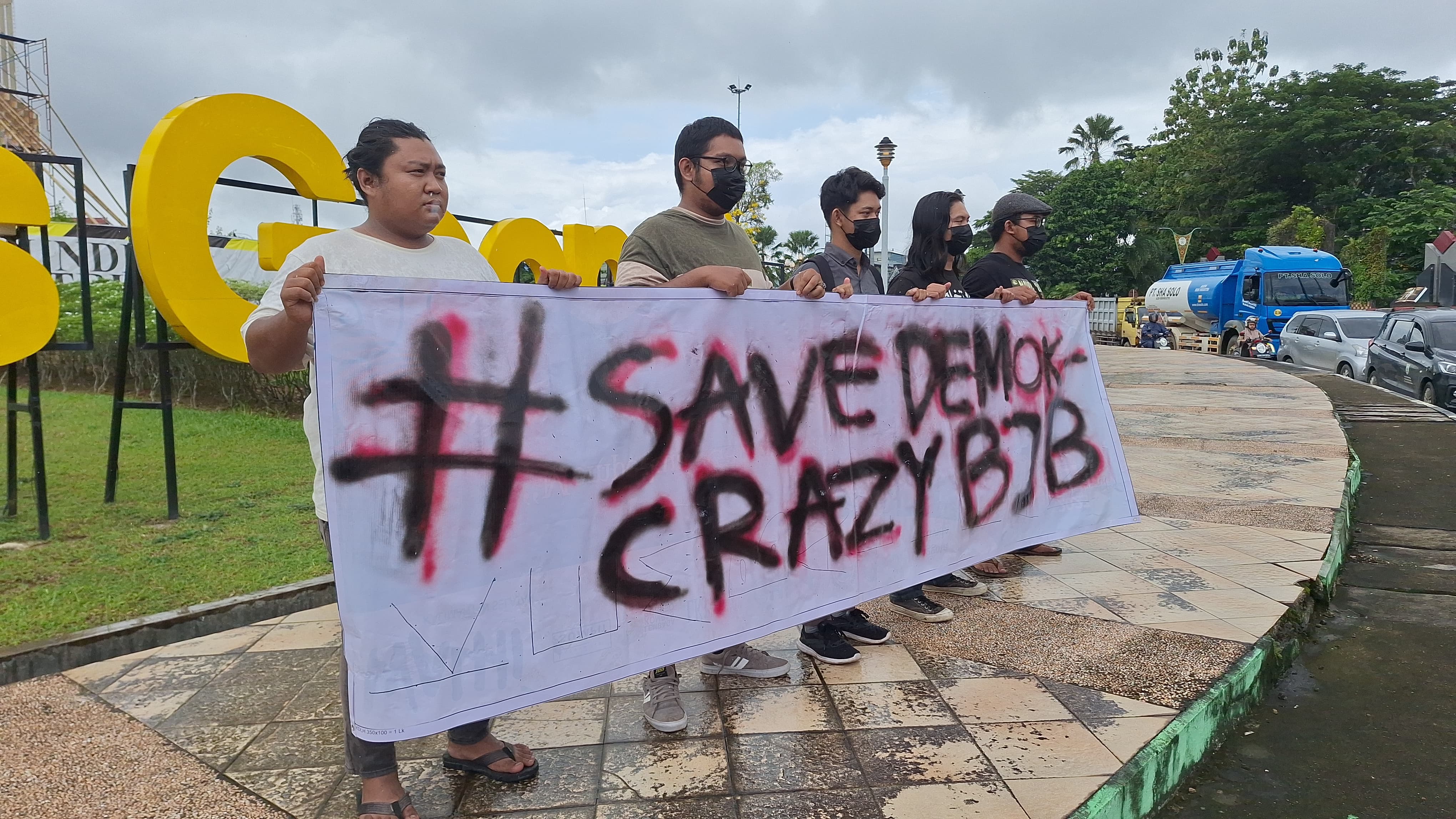 Fraksi Rakyat Kalsel menyuarakan Save Demok-CrazyBjb untuk Pilwali Banjarbaru. (Foto: Sheilla Farazela/ Radar Banjarmasin)