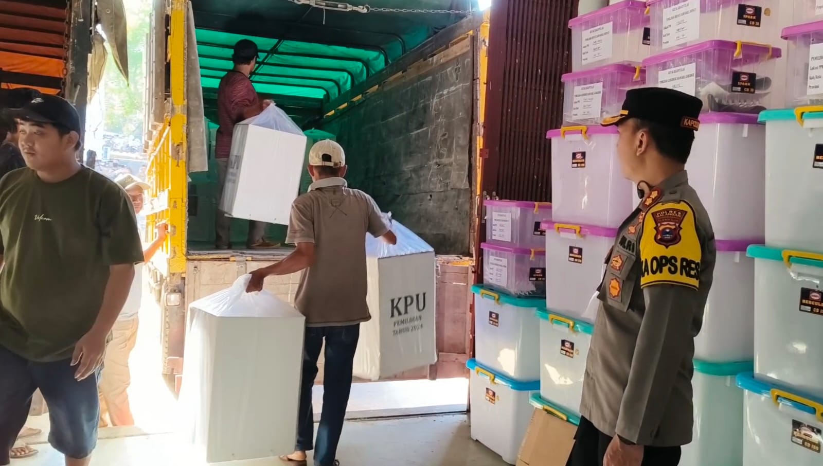 DIKIRIM: Logistik untuk Pilkada Kabupaten Balangan mulai disalurkan.